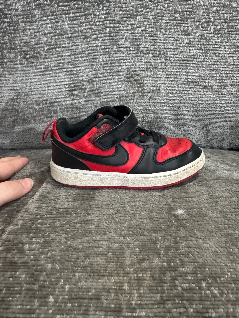 Nike Kids Black and Red Low-Top Sneakers with Velcro Strap Size 10C